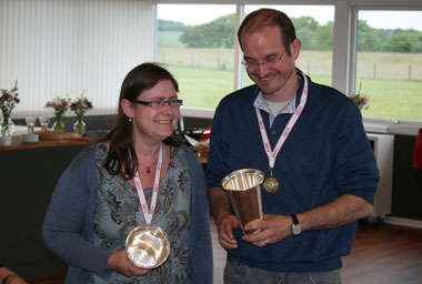 Karen og Iver M. Hansen - vindere af A-klassen med navigat&oslash;r 2011